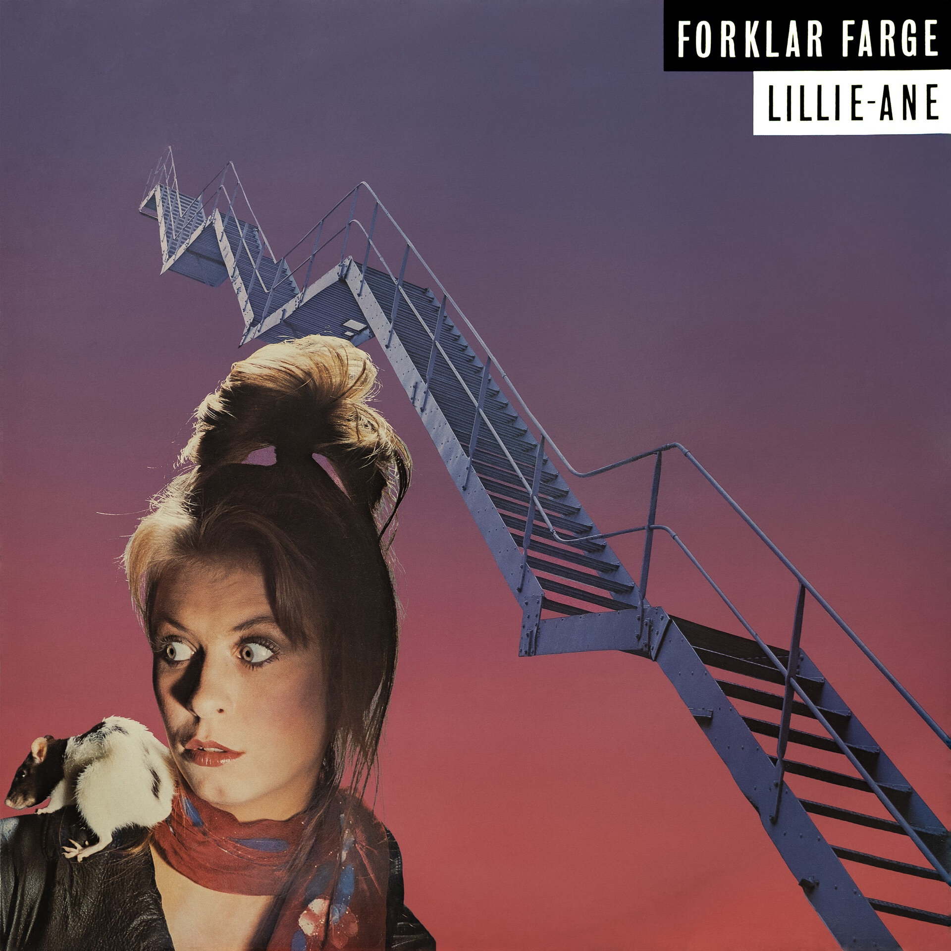 Plateomslagdesign "Forklar Farge – Lillie-Ane" med kvinne, rotte på skulderen og trappemotiv