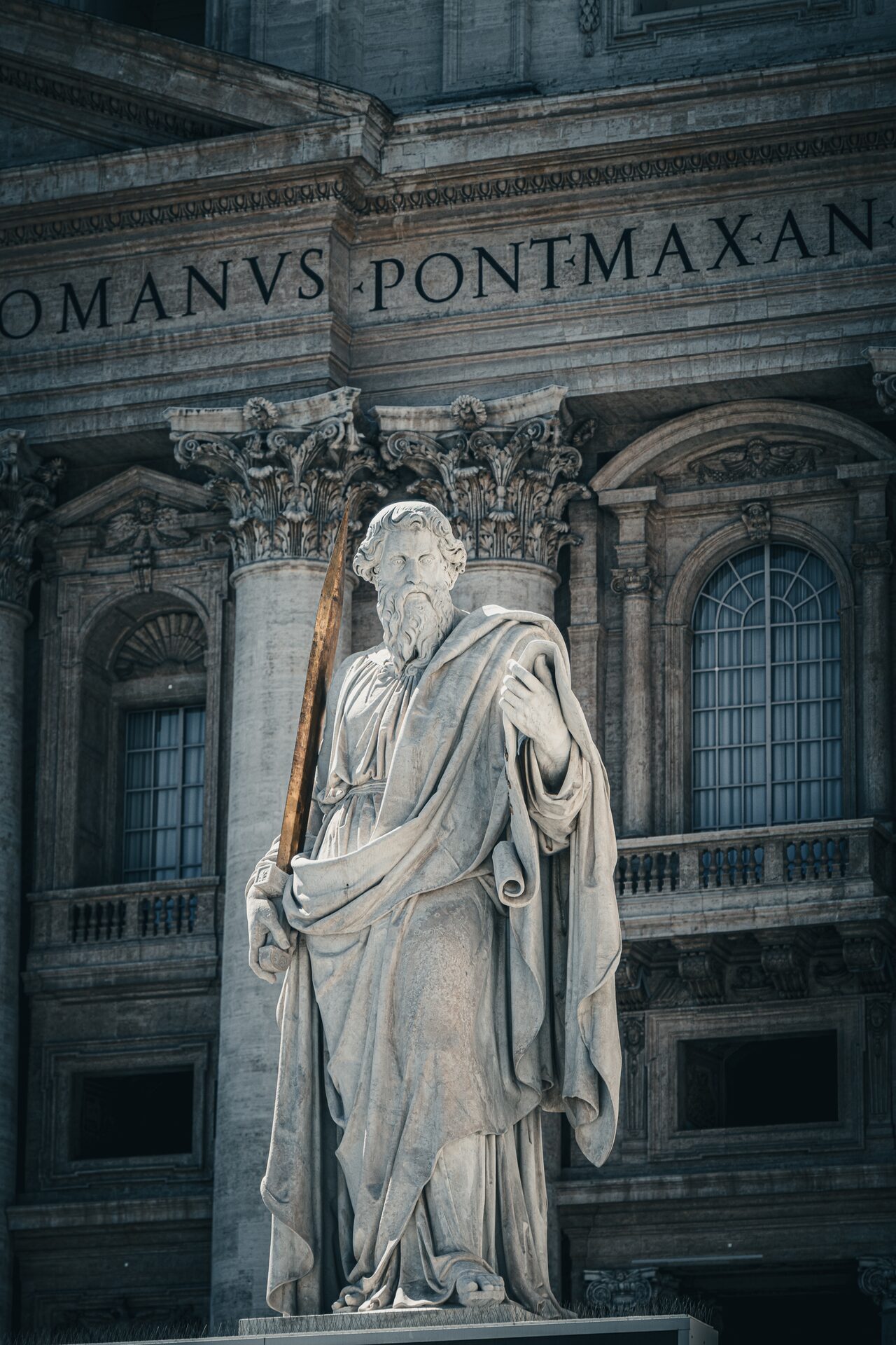 Statue av apostelen Paulus foran Peterskirkens søyler
