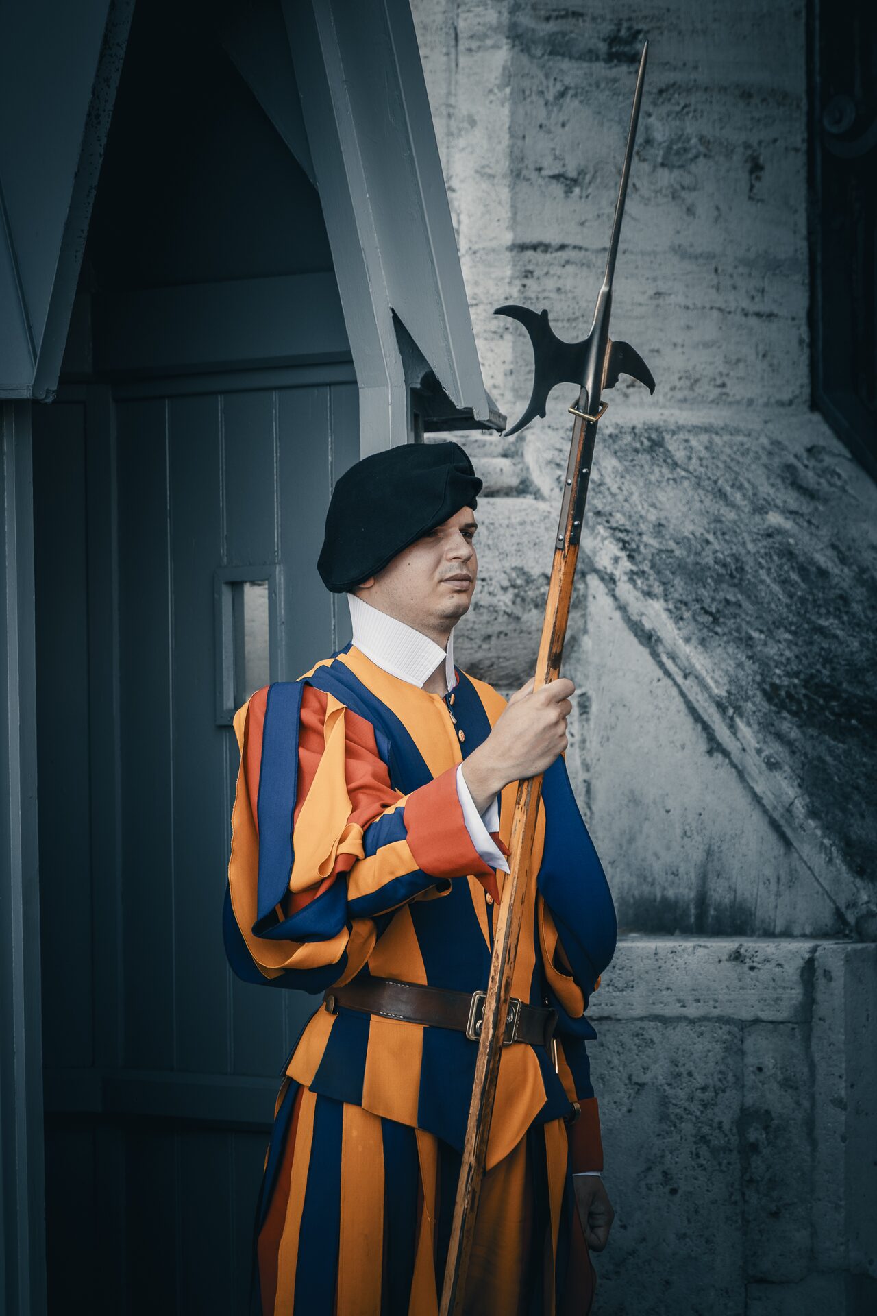 Sveitsergardist med hellebard foran vakthus
