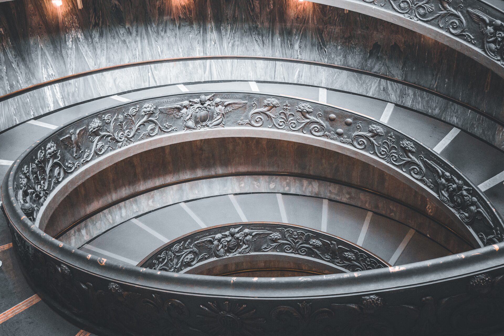 Den spiralformede Bramante-trappen i Vatikanmuseene sett ovenfra